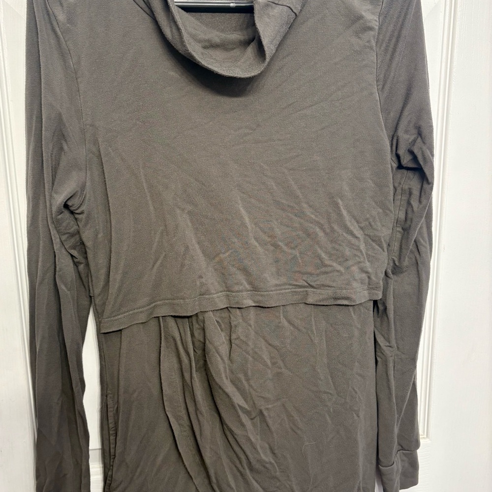 Latched mama petal pullover